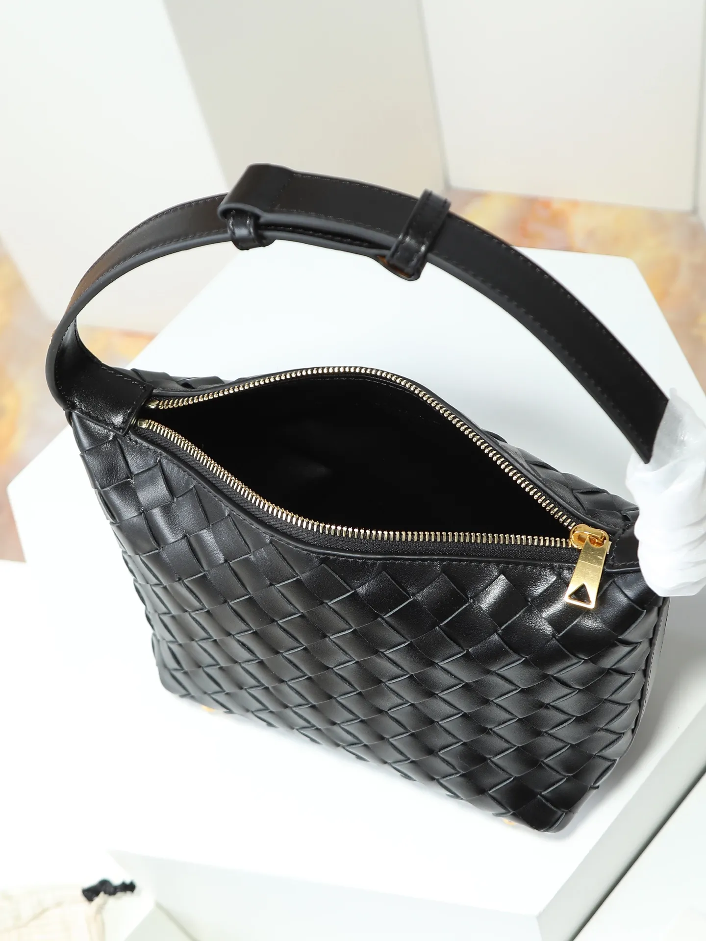 Batch 1620. A lunch bag that is predicted to be popular again this year. The entire bag is made of top-grade naa lambskin. It is very soft and lightweight. It also uses the intrecciato weaving process that the two founders spent several months developing from the beginning of the brand. It is completely hand-woven by Italian craftsmen. It perfectly reflects the craftsmanship of Bottega. The entire bag shape is also a very practical and popular lunch box bag shape. The slightly curved arc of the bag mouth can also better fit our wrists. Style number: 754443 Size: 22*13*9